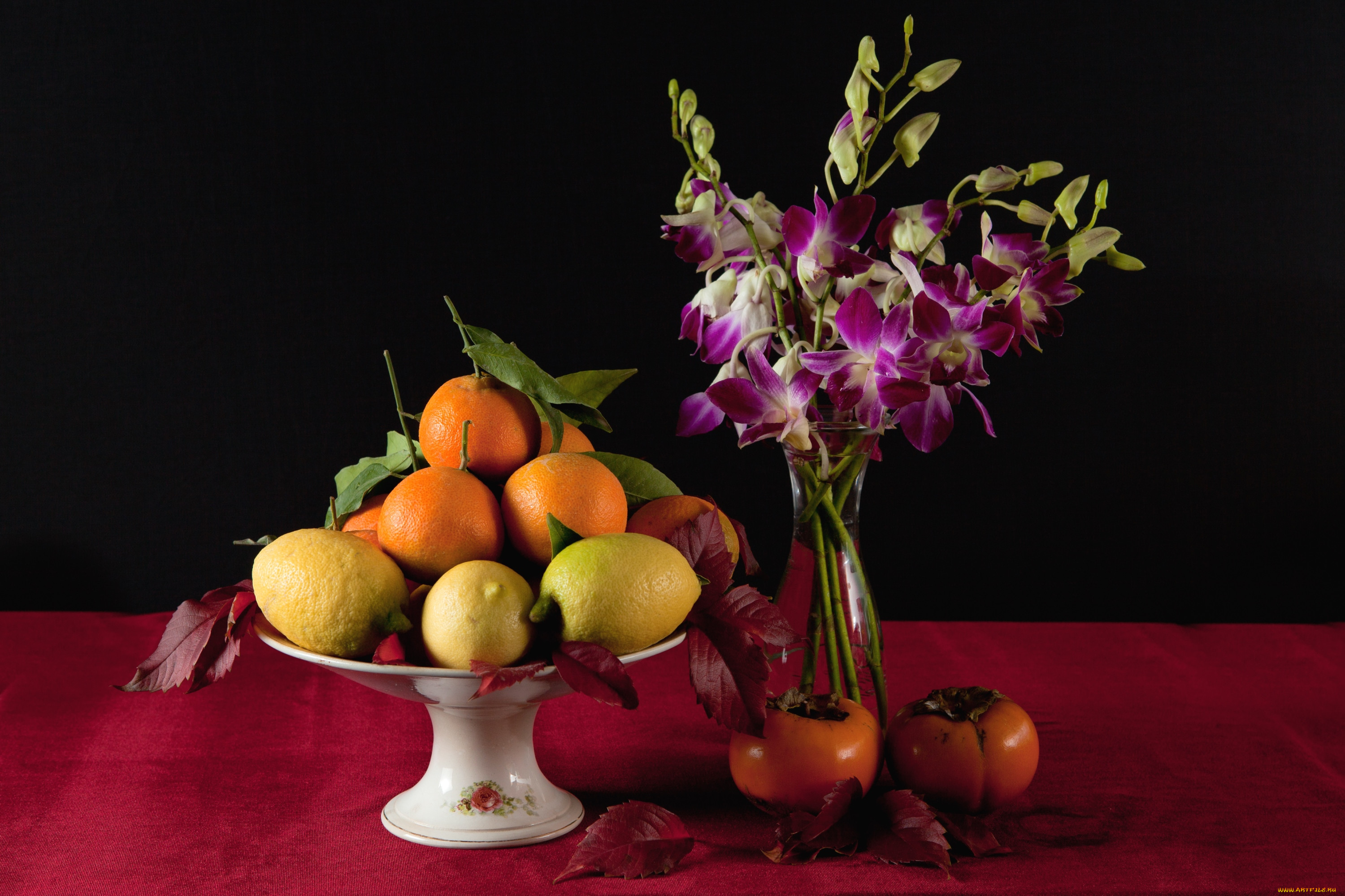 В вазе лежат 4 разных фрукта. Натюрморт с фруктами. Натюрморт с цветами и фруктами. Цветочно фруктовый натюрморт. Ваза с фруктами.
